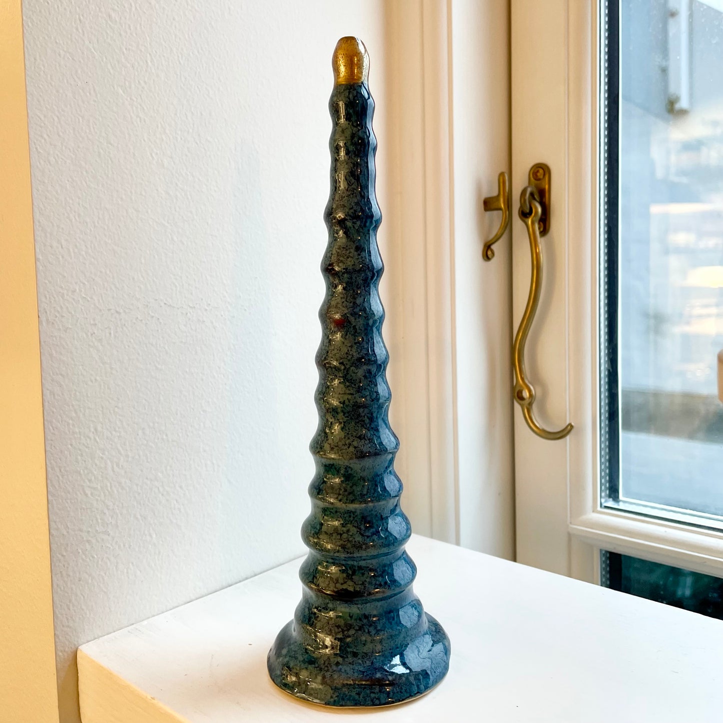 Go Slow Ceramic Juletræ - Blå med guld top