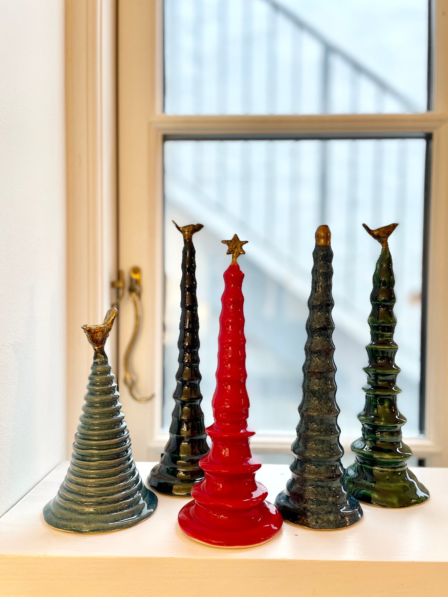 Go Slow Ceramic Juletræ - Blå med guld top