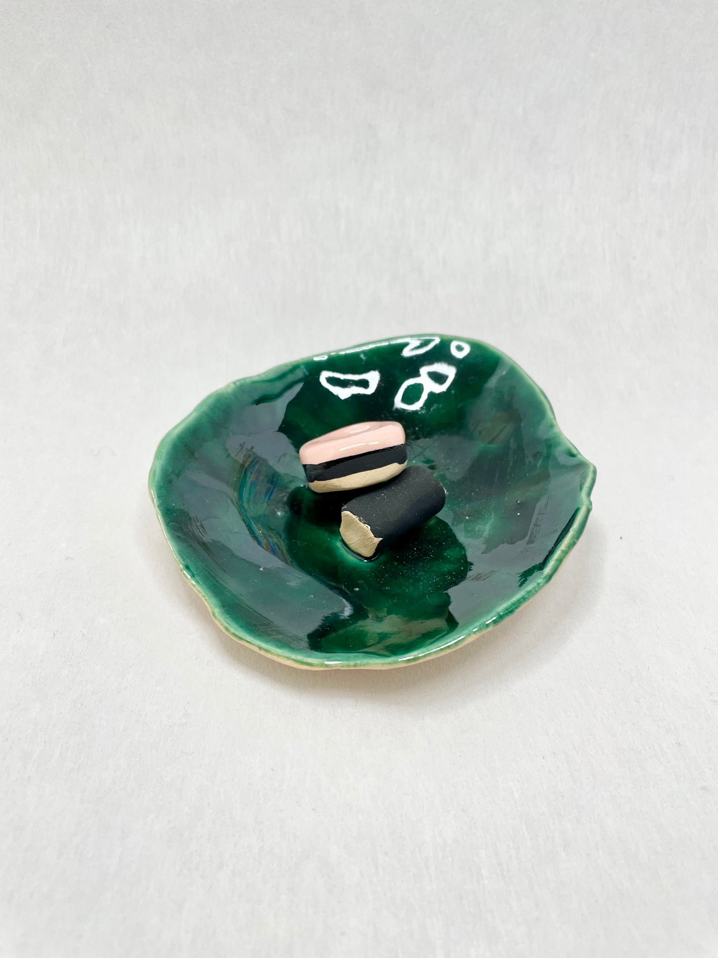 Go Slow Ceramic smykkeskål - 13 - Grøn med konfekt