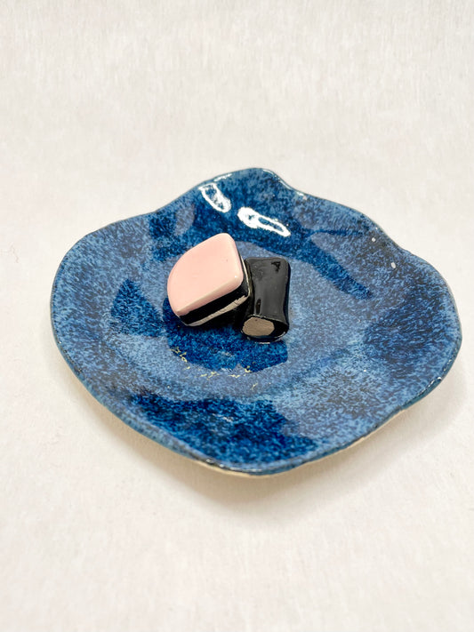 Go Slow Ceramic smykkeskål - 17 - Blå med konfekt