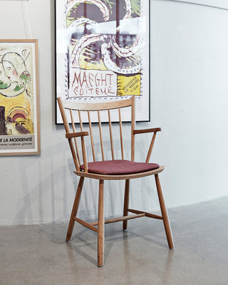 J42 Stolen
 - Farve: Olierede Eg