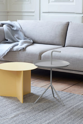 Slit Table Round Side table
 - Str.: Ø45*35,5 cm
 - Farve: Light Yellow