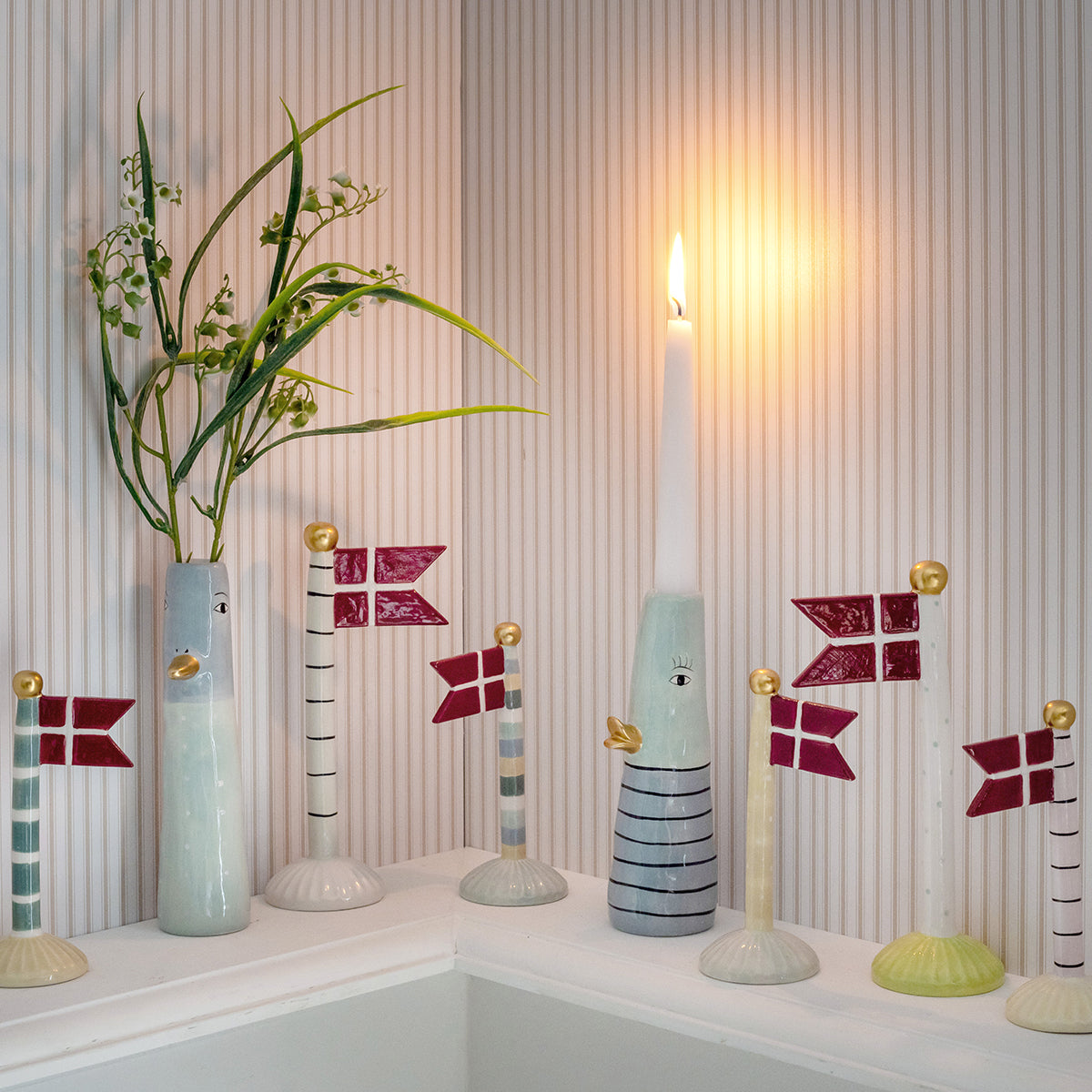 Speedtsberg keramik flag - 2 designs - 8 x 5 x 14 cm 
 - Farve: lyserød, gul, grøn, aqua. Lyseblå