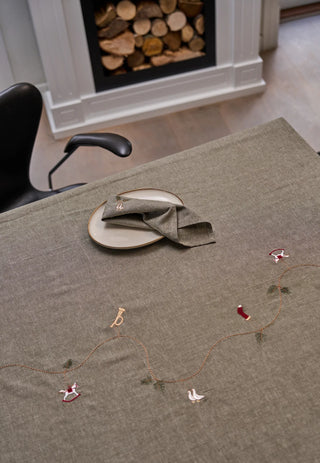 Jule Dug med broderi Grøn - 140x240cm