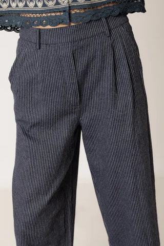 Indi & Cold Pleated Pinstripe Bukser - Indigo Blue