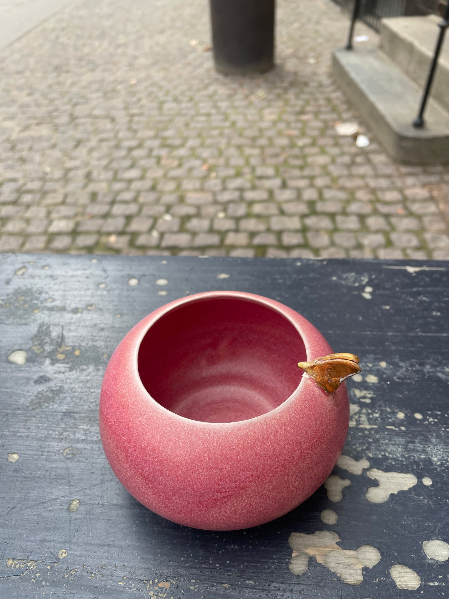 Håndlavede keramik krukker - Farve: Mørk Rosa med Guldsommerfugl