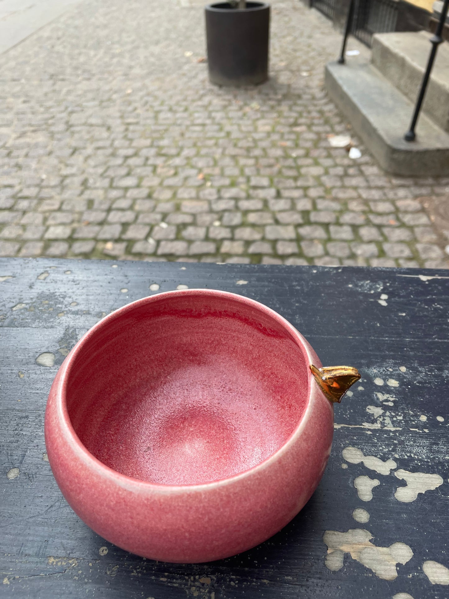 Håndlavede keramik krukker - Farve: Mørk Rosa med Guldsommerfugl