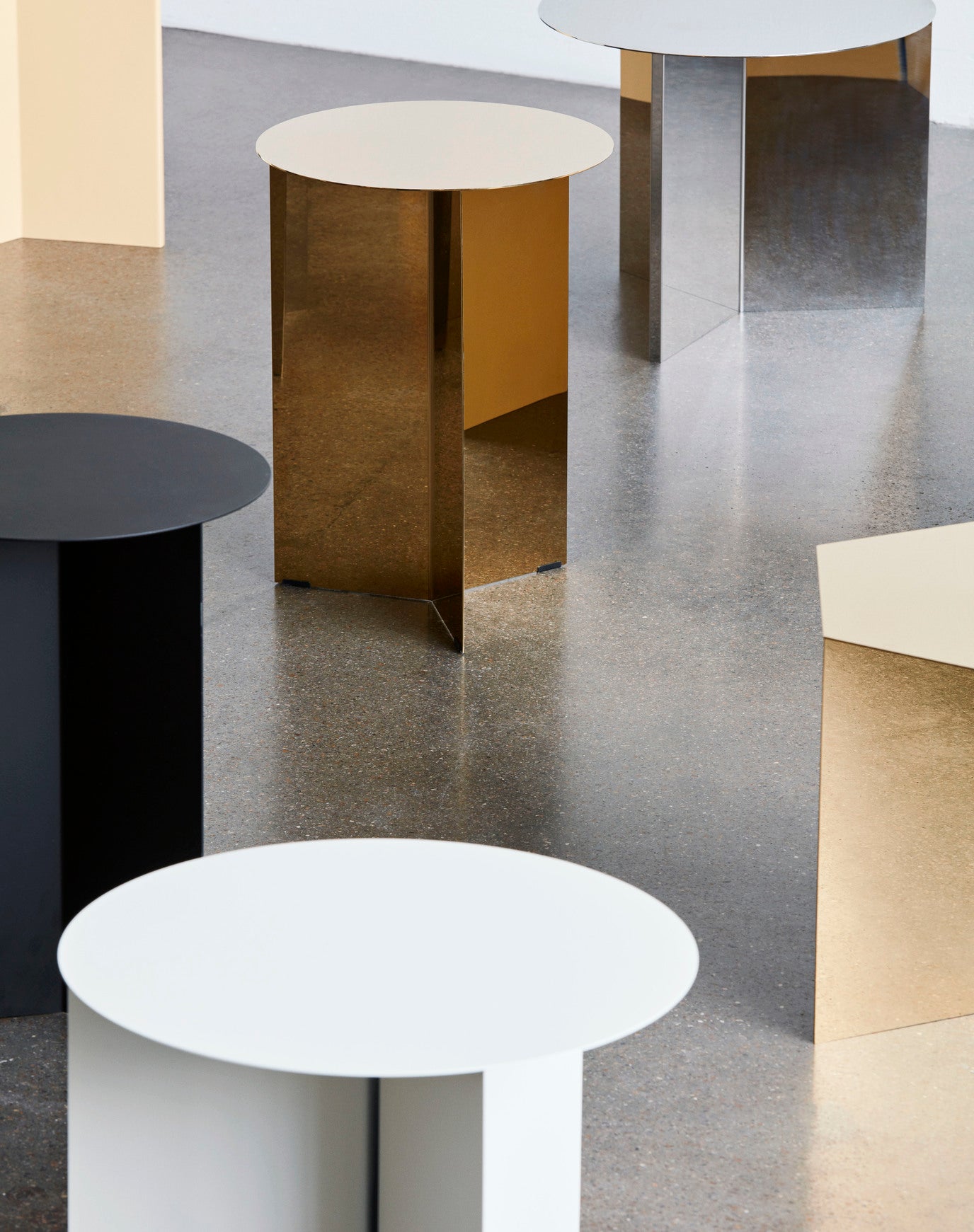 Slit Table Round Side table
 - Str.: Ø45*35,5 cm
 - Farve: White